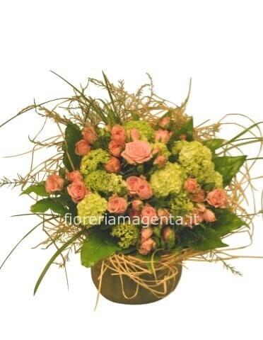 RaffinatoCestino di vimini o ciotola di ceramica, composto da rose e verde pregiato